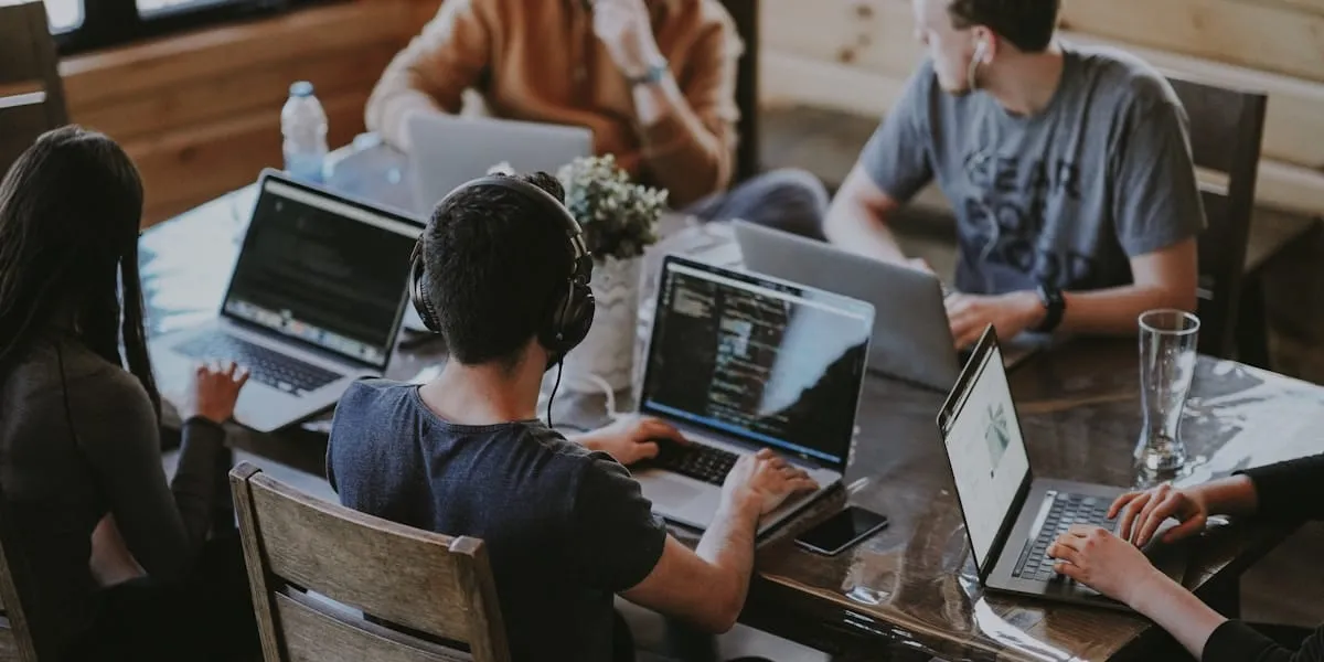 Equipe interna trabalhando em ambiente corporativo