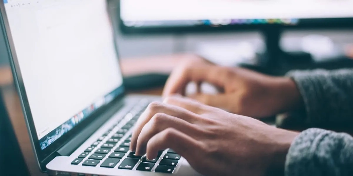 Profissional trabalhando em interface moderna